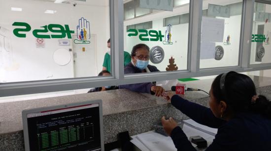 Imagen referencial. Una ciudadana en la farmacia del hospital del IESS, en Guayaquil, el 16 de marzo de 2023. 