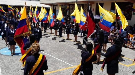 Estudiantes de la UE Municipal Antonio José de Sucre en un acto de jura de la bandera.