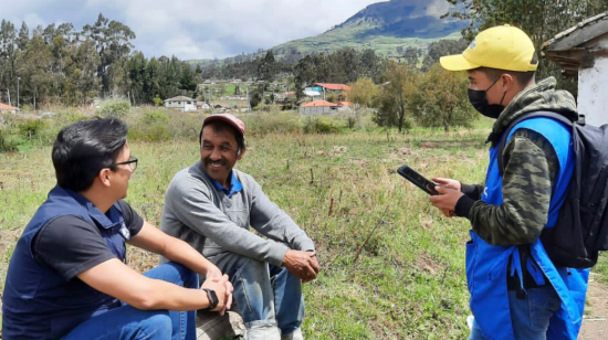 Funcionarios del INEC encuestan a una persona en el censo piloto, en Tungurahua, junio de 2022. 