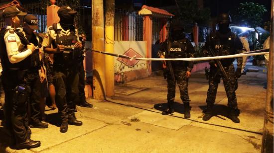 Policías se encuentran en La Primavera 2, en Durán, donde ocurrió una balacera la noche del 24 de septiembre de 2023.