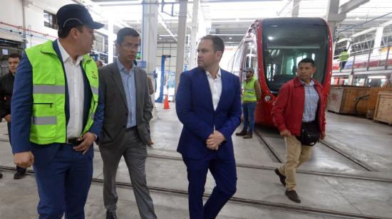 El alcalde de Cuenca, Cristian Zamora, en un recorrido al patio taller del tranvía, el 4 de septiembre de 2023.