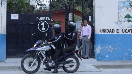 La Policía en los exteriores de la Unidad Educativa Cañar, en Durán, el 20 de septiembre de 2023.