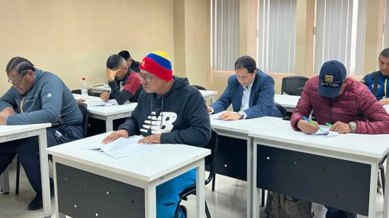 Estudiantes universitarios rinden un examen, el 21 de septiembre de 2023.