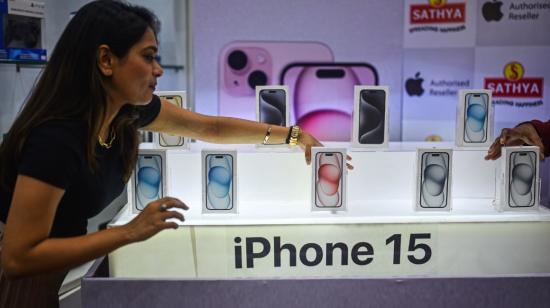 Una mujer sostiene el nuevo iPhone 15 en una tienda de Chennai, India, el 22 de septiembre de 2023.