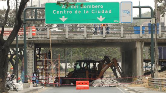 Un tramo en reparación del puente elevando sobre la avenida Rodríguez Bonín, en Guayaquil, el 24 de septiembre de 2023. 