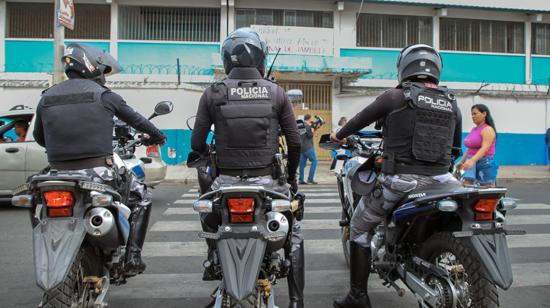 Tres policías en los exteriores de un plantel del sur de Guayaquil, que forma parte del plan Escuelas Seguras, el 15 de agosto de 2023.