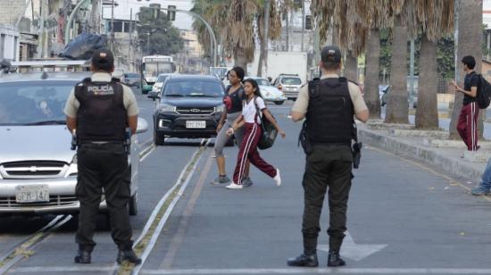 El viernes 22 de septiembre 2023, la Policía realizó un operativo en los exteriores de la Unidad Educativa Fiscal Durán, en Guayas.