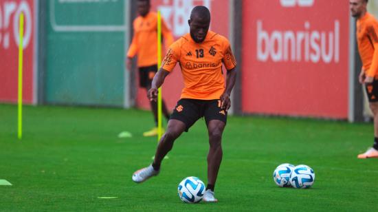 Enner Valencia patea un balón en un entrenamiento con el Inter de Porto Alegre, el 25 de septiembre de 2023. 