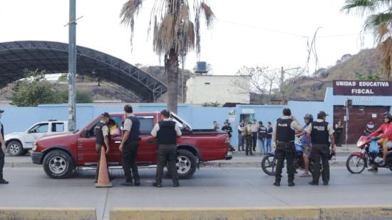 La Policía efectúa operativos de control en los exteriores de la Unidad Educativa Durán, en Guayas, el 22 de septiembre de 2023.