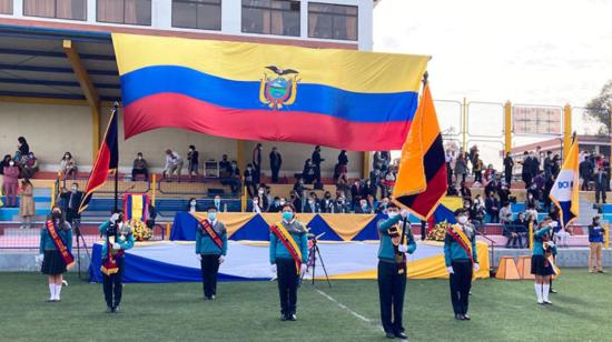 Estudiantes participan en el juramento a la bandera.