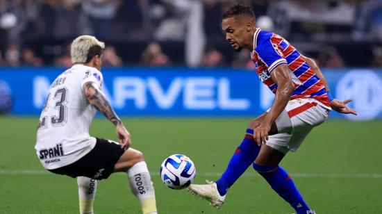 El defensor del Corinthians, Fagner y el defensor de Fortaleza, Bruno Pacheco, disputan un balón durante el partido la semifinal de  ida de la Copa Sudamericana, el 26 de septiembre de 2023.