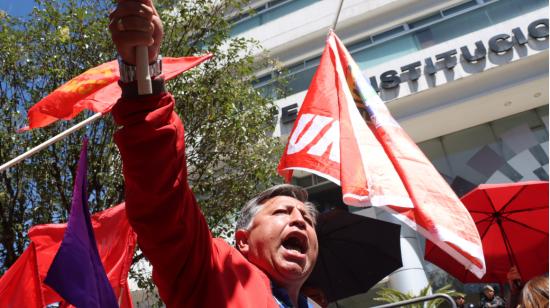 Protesta de profesores y jubilados por el decreto ley que, dicen, reducirá el gasto en educación. Foto del 26 de septiembre de 2023.