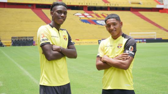 Allen Obando y Jhon Acurio, mano a mano en el estadio Banco Pichincha, en septiembre de 2023. 