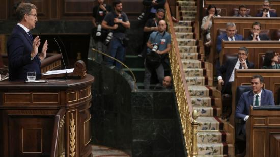 El presidente del PP, Alberto Núñez Feijóo, interviene en presencia del titular del Gobierno en funciones, Pedro Sánchez, en la primera sesión de su debate de investidura, el 26 de septiembre de 2023. 