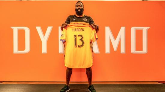 James Harden, durante su presentación como accionista del Houston Dynamo de la MLS, en 2019. 