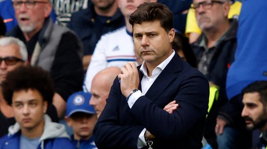 El entrenador argentino del Chelsea, Mauricio Pochettino, observa durante el partido de la Premier League ante Aston Villa, el 24 de septiembre de 2023.