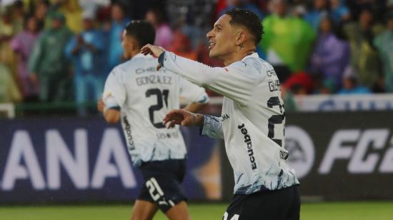 Paolo Guerrero celebra su gol en el partido de Liga ante Defensa y Justicia, el 27 de septiembre de 2023.