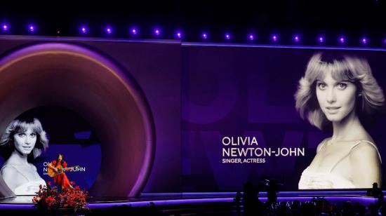 Una imagen de la fallecida Olivia Newton-John se proyectó durante la 65.a entrega de los Premios Grammy en febrero de 2023, en Los Ángeles.