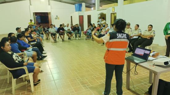 En el cantón Pasaje, El Oro, la unidad de gestión de riesgos trabaja con la comunidad para enfrentar el fenómeno de El Niño, el 15 de septiembre de 2023.