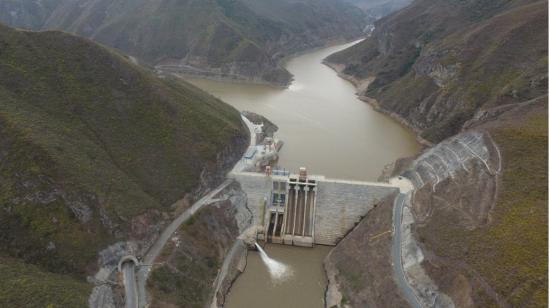 Reservorio de agua de la central hidroeléctrica Mazar, ubicada entre Azuay y Cañar. Foto de Archivo del 5 de noviembre de 2021.