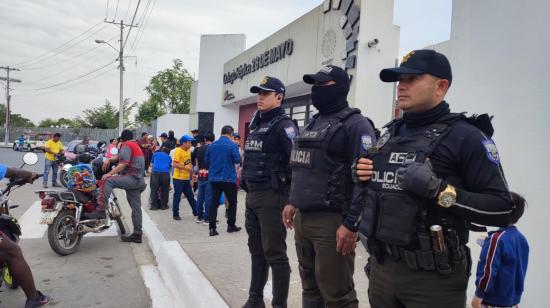 Policías resguardan el exterior de un colegio fiscal en el noroeste de Guayaquil, el 27 de septiembre de 2023. 