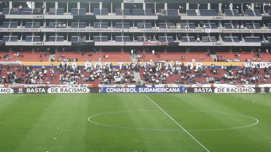 La bandera de Va por ti EcUador, en el estadio Rodrigo Paz Delgado, el 27 de septiembre de 2023.