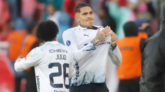 Paolo Guerrero festeja en el partido de Liga ante Defensa y Justicia, el 27 de septiembre de 2023.