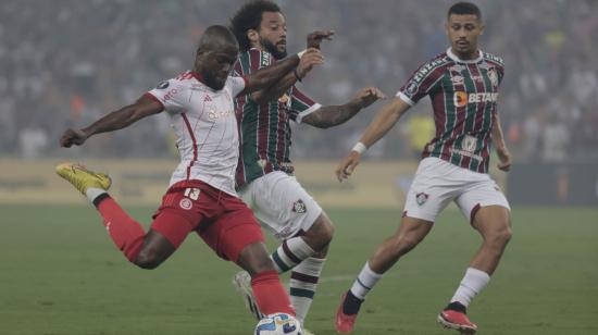 Enner Valencia disputa una pelota con Marcelo, en el Maracaná, el 27 de septiembre de 2027.