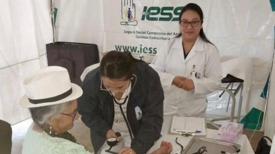 Personal del IESS da atención médica en Pucará, Azuay, el 17 de septiembre de 2023.