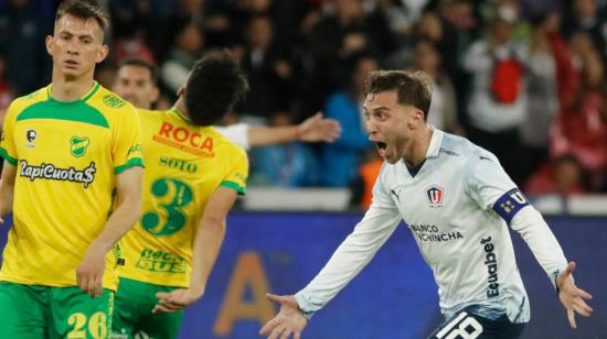 Ezequiel Piovi celebra un gol durante el partido entre Liga de Quito y Defensa y Justicia, en la semifinal de ida de la Sudamericana, el 27 de septiembre de 2023.