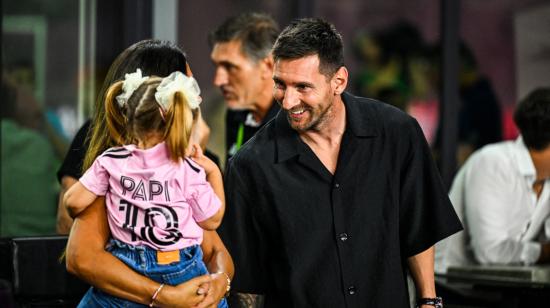 Lionel Messi junto a Antonela Roccuzzo y la hija de Jordi Alba, Bruna Alba, el 27 de septiembre de 2023.
