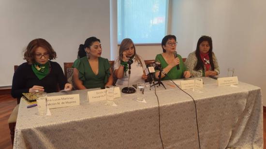 De izq. a der.: Anna Lucía Martínez, Coalición Nacional de Mujeres; Sinchi Gómez, Trenzando Feminismos; Miriam Auz, colectivo Ana de Peralta; Virginia Gómez de la Torre, Fundación Desafío; y Mila Aguirre, Juventud Revolucionaria. Quito, 28 de septiembre de 2023