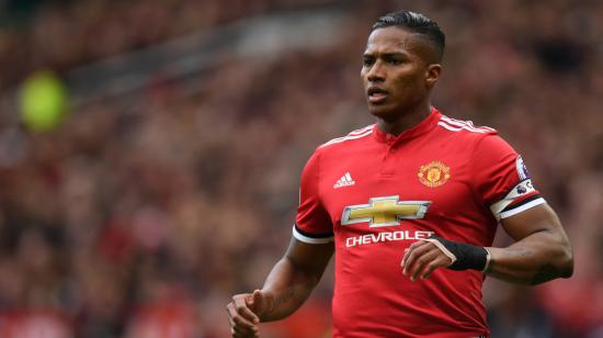 Antonio Valencia luce la banda de capitán en un partido de Premier League con el Manchester United, el 29 de abril de 2018.