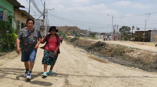 Municipio de Guayaquil limpia una canal de la cooperativa Reinaldo Quiñónez, de Monte Sinaí, un sector de calles destapadas y sin servicios básicos. 