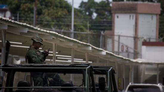 Fotografía que muestra militares mientras realizan trabajos de demolición en un operativo en el centro penitenciario Tocorón, el 23 de septiembre de 2023. 