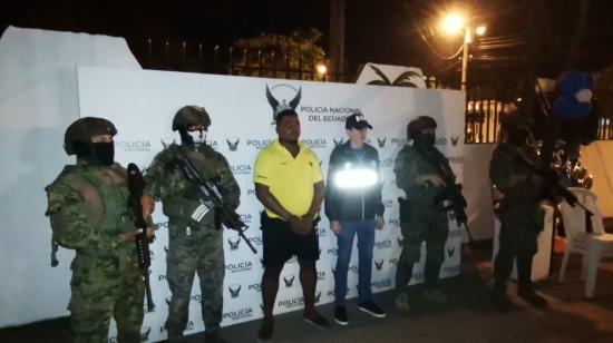 Uno de los tres detenidos en Esmeraldas en las últimas 24 horas, junto a personal militar y policial, el 27 de septiembre de 2023.