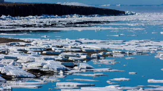 Imagen referencial. Vista frontal de unos icebergs flotando en la bahía Baffin, en el océano Ártico, en julio de 2022. 