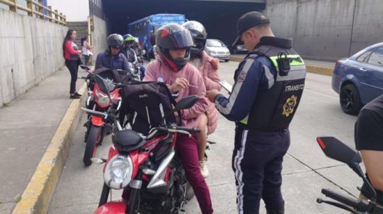 Agentes de tránsito durante un operativo de control a motocicletas, el 28 de septiembre de 2023 en Quito.