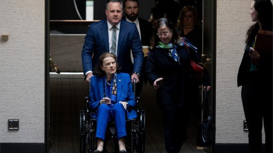 La senadora estadounidense, Dianne Feinstein, saliendo del Capitolio, en Estados Unidos, el 11 de mayo de 2023.