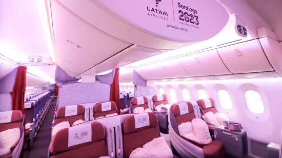 Vista panorámica de la parte interna de un avión con los logos de Santiago 2023, el 5 de septiembre. 