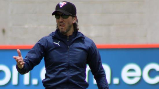 Luis Zubeldía dirige una práctica con Liga de Quito en el complejo de Pomasqui, en septiembre de 2023. 