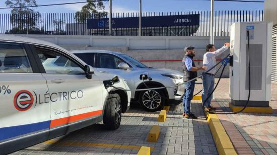 Estación de carga rápida de carros eléctricos en la Empresa Eléctrica Quito, septiembre de 2023.