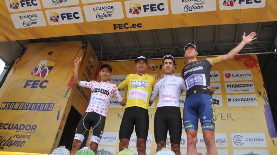 Marco Tulio Suesca, Robinson Chalaput,  Nixon Rosero y Cormac Macgeough en la sexta etapa de la Vuelta al Ecuador, el 30 de septiembre de 2023.
