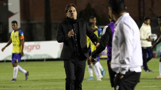 El técnico de Gualaceo, Fabián Frías, tras el partido ante Deportivo Cuenca por la Fecha 8 de la LigaPro, 29 de septiembre de 2023.