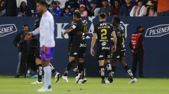 Los jugadores de Independinete del Valle festejan un gol ante Emelec, el 30 de septiembre de 2023.