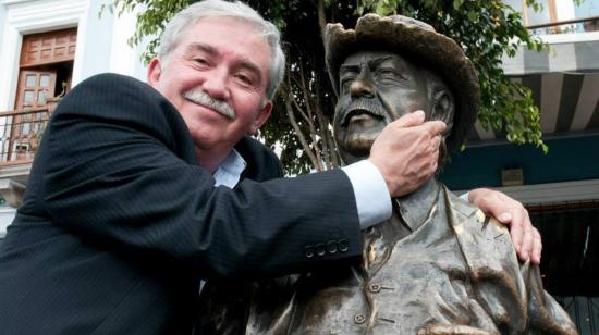 Jorge Albán junto a al estatua de su padre, Ernesto Albán.