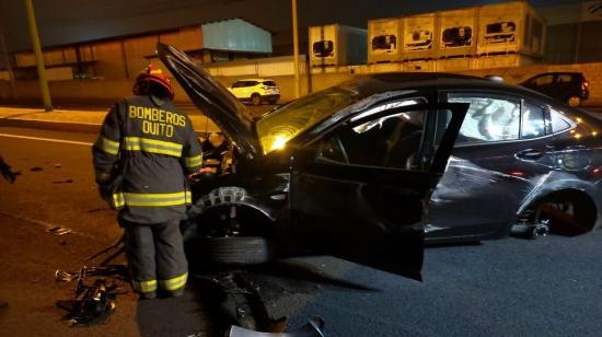 En Quito chocaron un auto y una moto. Hubo un fallecido. 