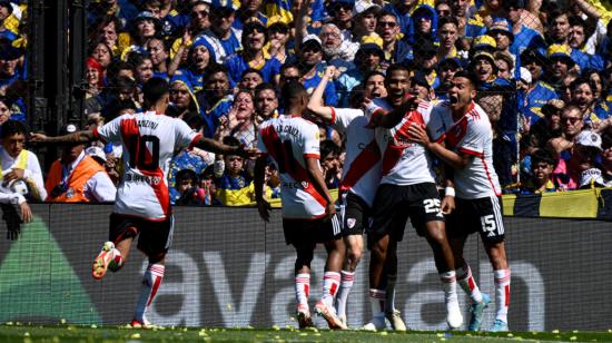 Jugadores de River festejando su gol en la Bombonera.