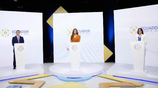 Los candidatos Daniel Noboa y Luisa González en el debate, junto a la moderadora Ruth del Salto.