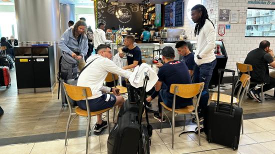 Los jugadores de Liga de Quito desayunan en el aeropuerto Mariscal Sucre, el 2 de octubre de 2023.